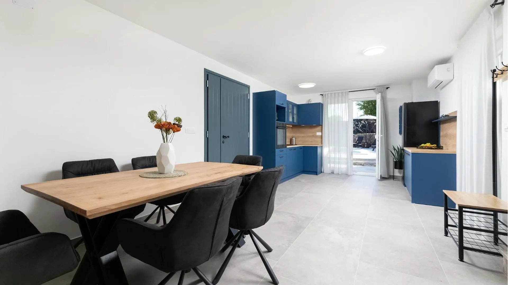 Nice Home In Lakmartin With Kitchen Ferienhaus
