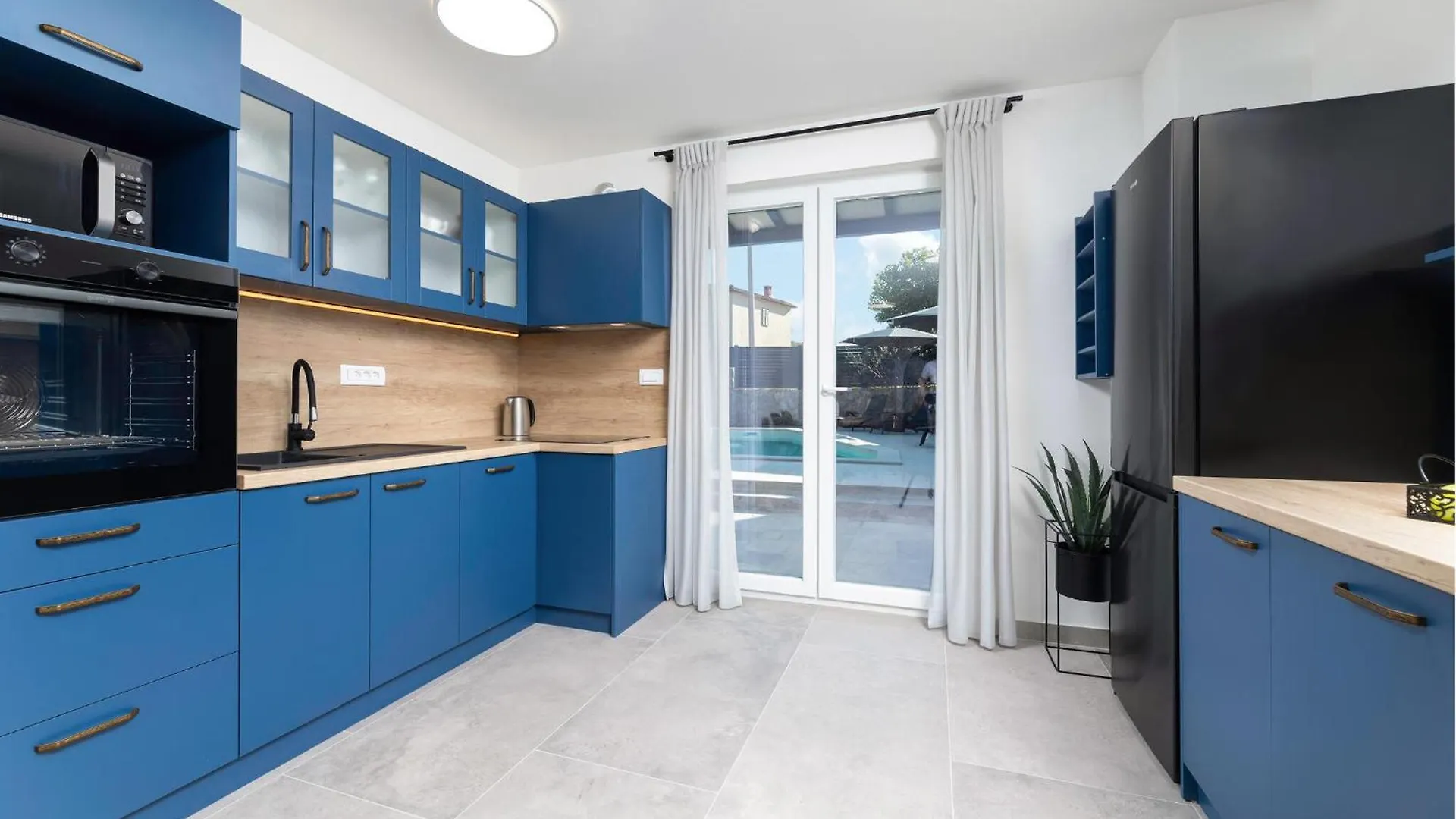 Nice Home In Lakmartin With Kitchen